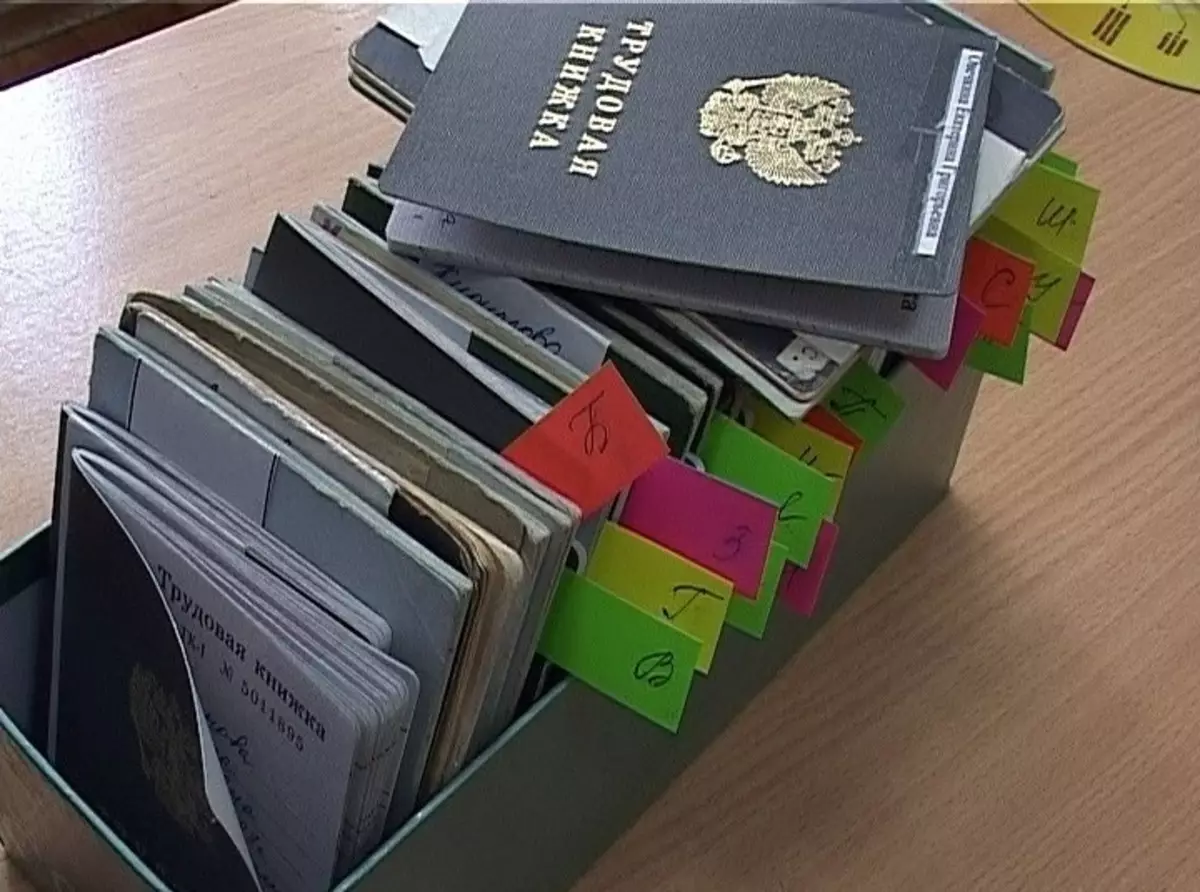 Где должны храниться трудовые книжки работников и кто несет ответственность за них