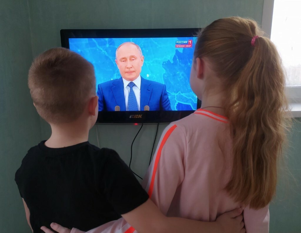 Выплаты школьникам по 10 тысяч к 1 сентября 2023 из федерального бюджета не будет, но на местах помогут многодетным